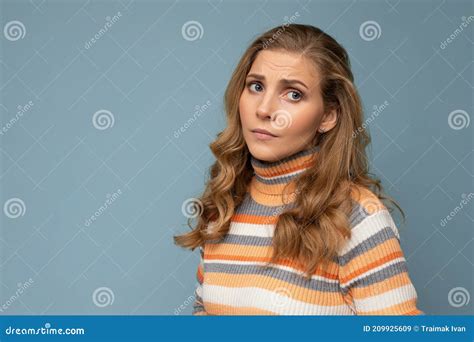 Portrait Photo De Jeune Attrayant Beau Triste Triste Triste Triste Douloureuse Femme Blonde