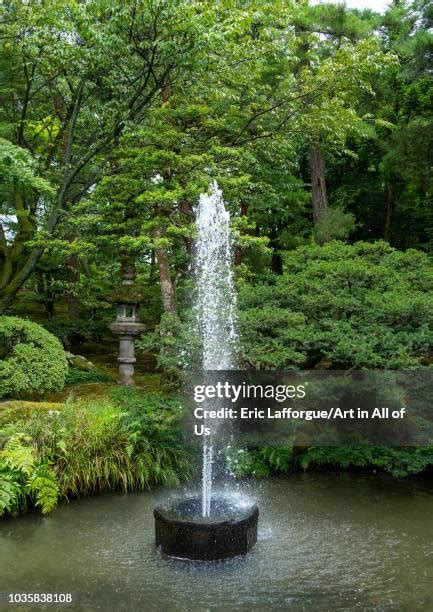 Japanese Garden Fountain Photos and Premium High Res Pictures - Getty ...