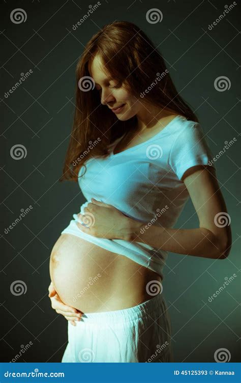 Imagem Da Mulher Gravida Que Toca Em Sua Barriga Imagem De Stock