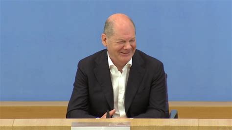 Kanzler Olaf Scholz Lacht Sich W Hrend Sommer Pressekonferenz Schlapp