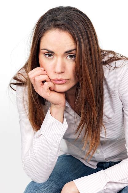 Portrait De Jeune Femme Pensive Assise Sur Une Chaise Photo Gratuite