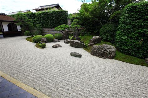 白砂に岩や緑の配された興臨院の枯山水庭園 Innen Außen Aussen