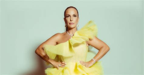 Look De Ivete Sangalo Um Vestido Amarelo Superfenda E Babados