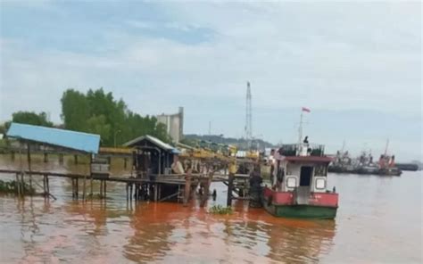 Kapal Tongkang Bermuatan Minyak Kelapa Sawit Tenggelam Di Sungai Mahakam