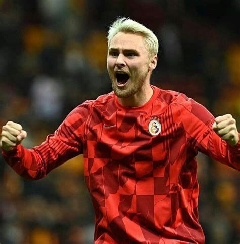 SARI FIRTINANIN SEVİNCİ Victor Nelsson Galatasaray 2023 Futbol