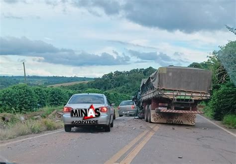 Motorista Passa Mal E Caminh O Bate De Frente Um Bitrem Entre