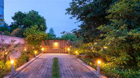 Outdoor pathway lighting ideas that are stylish and safe | Livingetc