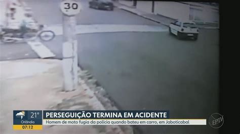 Fugindo Da Pm Motociclista Desrespeita Sinal De Pare E Bate Em Carro