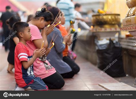 Buddhist people praying – Stock Editorial Photo © smithore #131475788