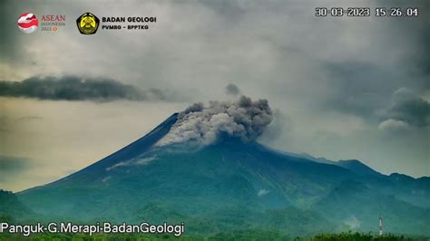 Gunung Merapi Luncurkan Dua Kali Awan Panas Guguran