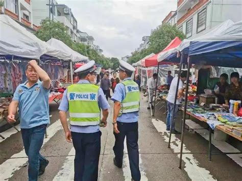 四川内江6名城管与摊贩发生冲突，工作人员称：他们就想往地上躺