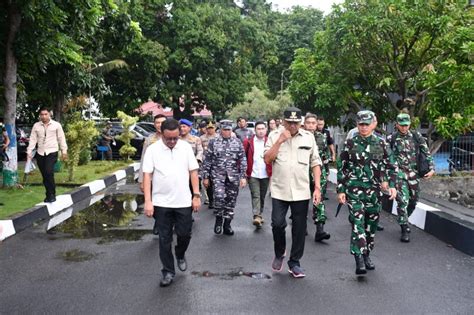 Pangdam Merdeka Mendampingi Kepala Bnpb Tinjau Lokasi Bencana Gunung