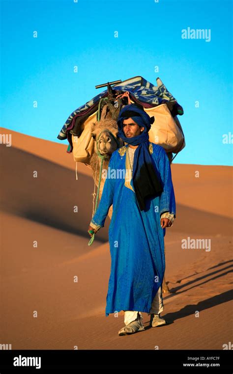 Touareg gens homme habillé en robe bleu traditionnel à chameau dans le