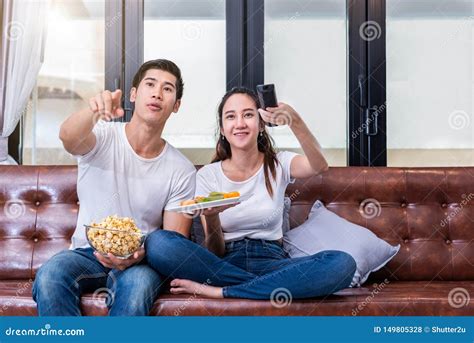 Couples Asiatiques Regardant La T L Vision Ensemble Sur Le Sofa Dans