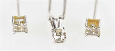 Lot 363 An 18ct White Gold Fine Link Chain With