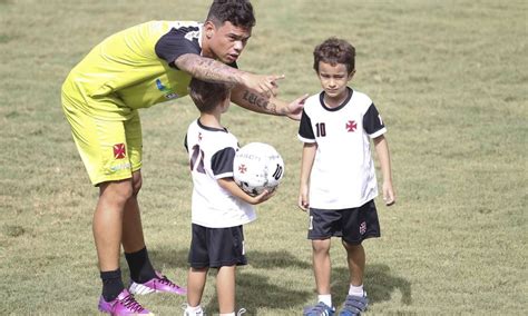 Filhos De Bernardo Roubam A Cena Em Treino Do Vasco Jornal O Globo