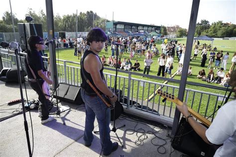 La música hace vibrar Ceares y Montevil mientras Granda se da un