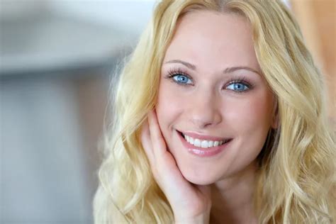 Femme Blonde Souriante Images Libres De Droit Photos De Femme Blonde Souriante Depositphotos