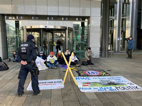 Lützerath Protest Aktivisten kleben sich an Düsseldorfer