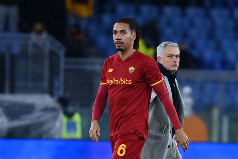 Roma Le Condizioni Di Smalling Preoccupano Mourinho Chiama Un