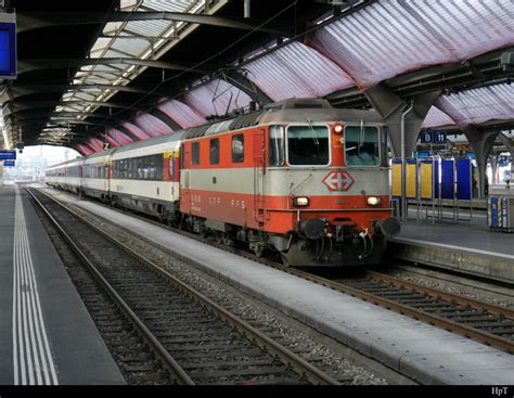 SBB Re 4 4 11108 420 108 3 bei Rangierfahrt im HB Zürich am 29 12