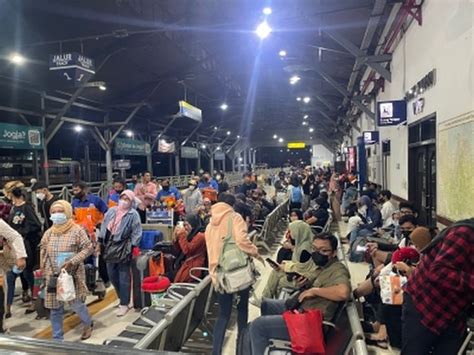 Imbas Banjir Semarang Kedatangan Kereta Api Di Surabaya Terlambat