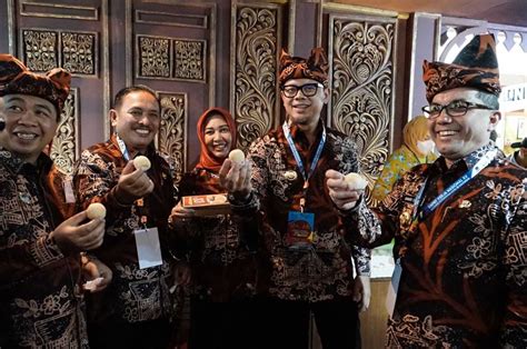 Alas Kaki Dan Onde Onde Kota Mojokerto Laris Manis Di ICE Apeksi 2022