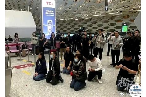 深圳暴雨致航班取消旅客跪求起飞，机场回应 民用航空网