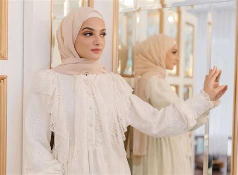 7 Selebgram Hijab Inspirasi Muslimah Tanah Air Nomor 4 Mualaf Cantik