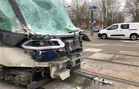 Strasbourg Gros choc entre un tram et un poids lourd quatre blessés