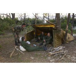 ImagesDéfense Un instructeur contrôle le bivouac réalisé par des