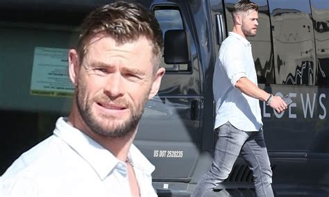 Chris Hemsworth Haircut 10 Best Chris Hemsworth S Hairstyles Of All Time The Trend Spotter