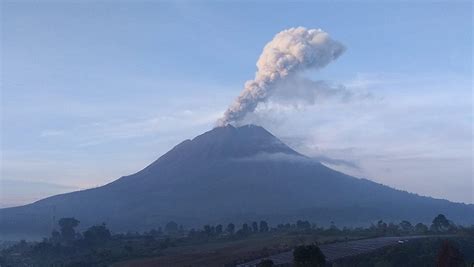 Erupsi Gunung Sinabung Semburkan Kolom Abu Setinggi 1 000 Meter