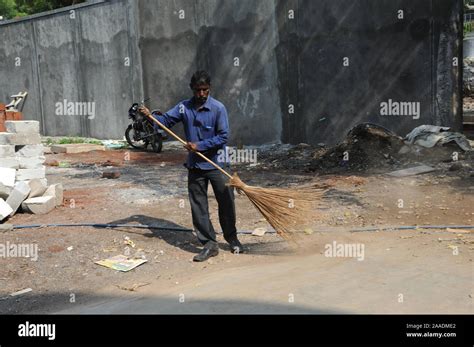 Pune Maharashtra India Dec 2015 Southeast Asia Indian Sweeper Cleaning Street In Morning