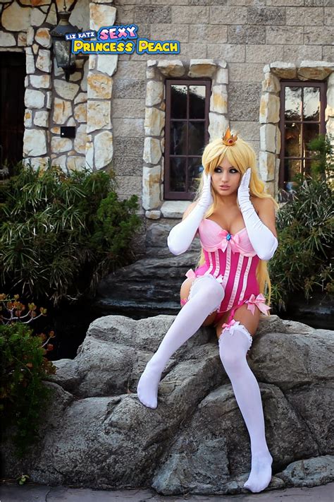 Video Game Cosplay: Princess Peach Cosplay