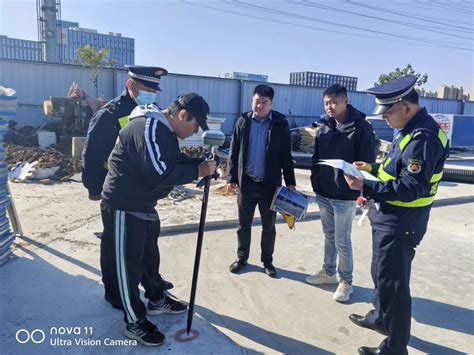 济宁市城市管理局 城管综合执法 规划监察四大队对临时板房进行验线复核