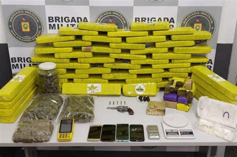 Após Denúncia Pai E Filho São Presos Com Drogas Arma E Mercadorias