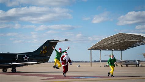 Santa Claus Is Coming To Vance Air Force Style Vance Air Force