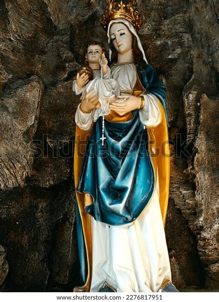 Virgin Mary Baby Jesus Statue Mary Stock Photo 2276817951 Shutterstock