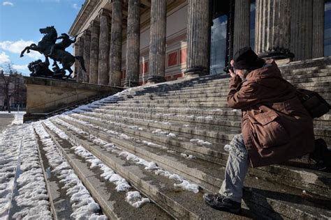 Fotograf Robi Zdj Cie Pomnika Koni I Je D C W Na Schodach Staro Ytnego