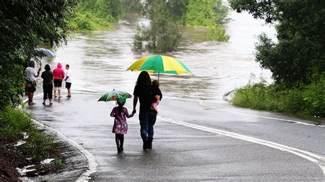 Residents cautiously return home after floods - ABC Sydney