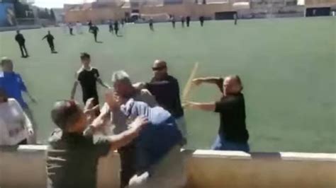 Violencia En El Fútbol Brutal Pelea Entre Un Grupo De Padres En Un