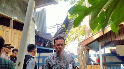 Korban Pondasi Atap MIN 2 Banda Aceh Yang Roboh Diterjang Angin Terus