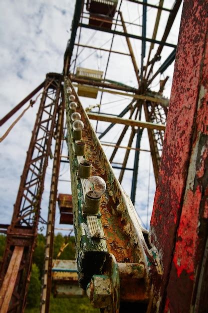 R Stica Roda Gigante Abandonada Pintura E Decomposi O Vista Para