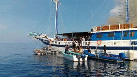 Breaking News Kapal Turis Terbakar Di Perairan Raja Ampat