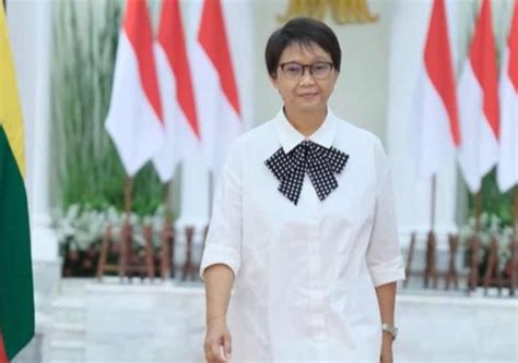 Retno Marsudi Menteri Paling Fashionable Tampil Preppy Pakai Shirt