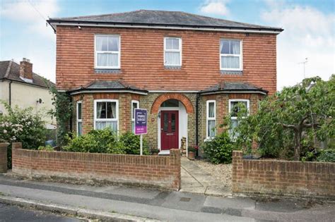 4 Bedroom Detached House For Sale In Pavilion Road Aldershot Gu11 3nx