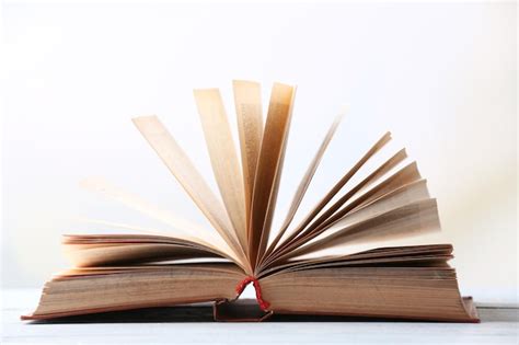 Открытая книга на размытом ярком фоне | Премиум Фото
