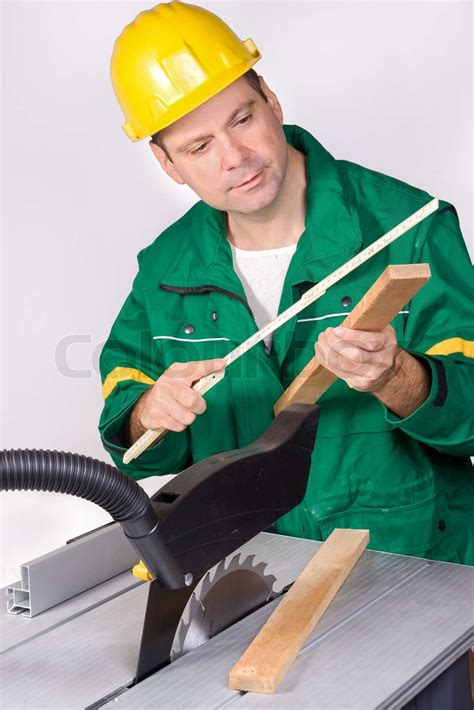 Zimmermann, die Arbeit an einer Kreissäge | Stock Bild | Colourbox