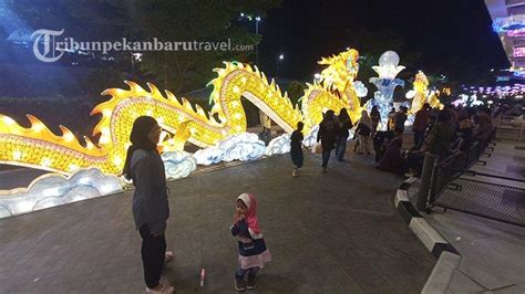 Foto Meriahnya Festival Lantera Di Living World Pekanbaru